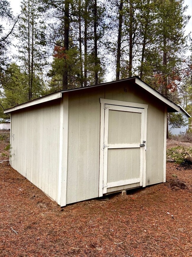 Building Photo - Charming A-Frame Cabin in La Pine!!