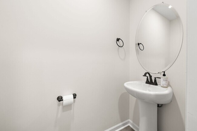 Building Photo - 411 Hillside Dr