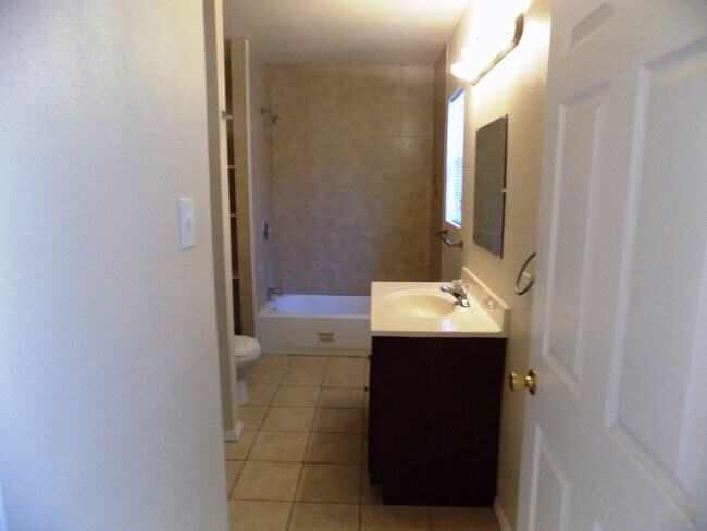 Building Photo - 636 W Norwood Ct