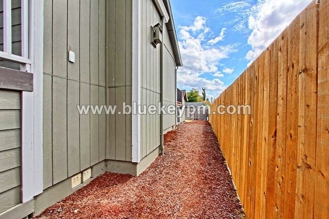 Building Photo - 4 Bed, 2 Bath Home in Well Established Nei...