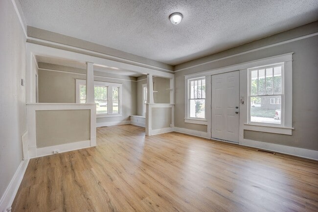 Building Photo - Freshly Updated 2 Bedroom House