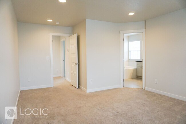 Building Photo - 856 2800 N