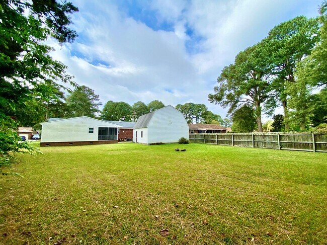 Building Photo - AVAILABLE EARLY MAY, Charming ranch home with front porch in Castle Heights!