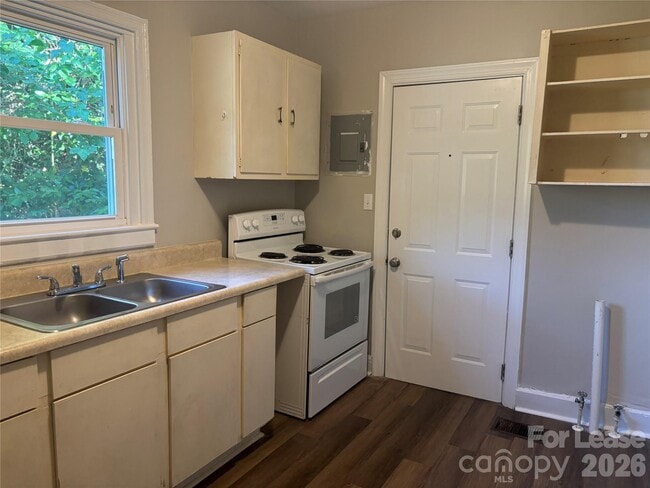 Building Photo - 2565 Brentwood Pl