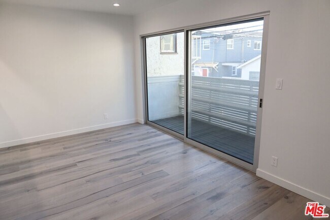 Building Photo - 21 1/2 Wavecrest Ave