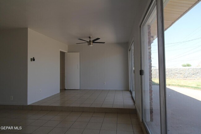 Building Photo - 317 Thunderbird Dr