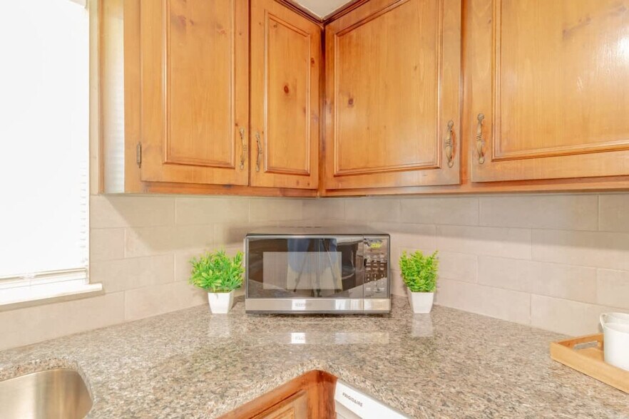 Building Photo - 3912 Crestview Dr