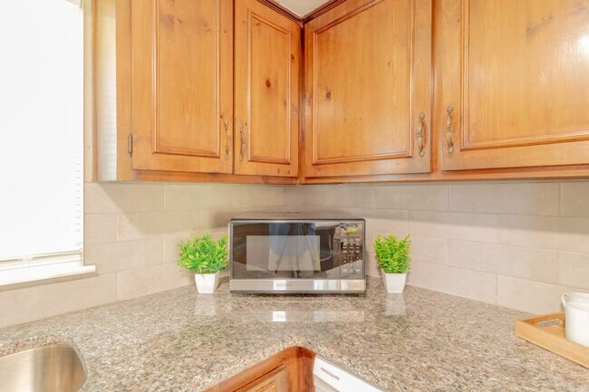 Building Photo - 3912 Crestview Dr