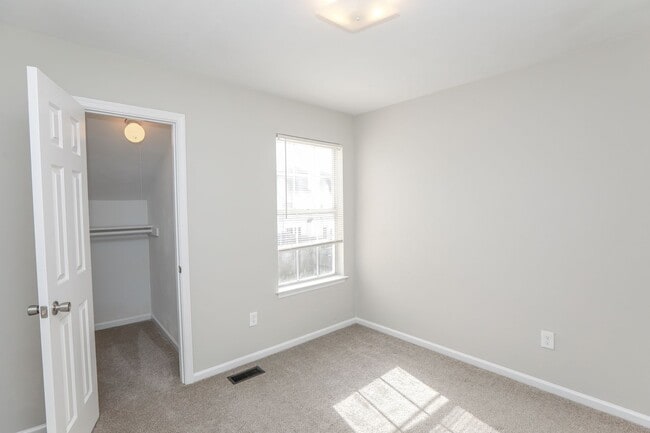 Building Photo - Charming Townhouse in Virginia Beach
