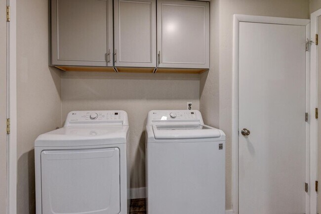 Building Photo - Complete Remodel near Boise River _ Pet Friendly!