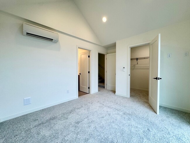 Building Photo - Ballard Townhome