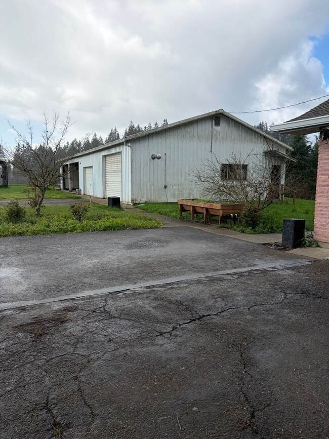 Building Photo - Large home on rural property in Carlton