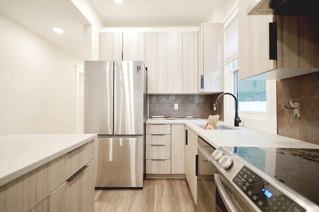 Building Photo - 701 E 2nd St