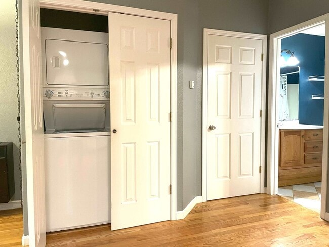 Building Photo - Lovely 2 bedroom, recently remodeled Grann...