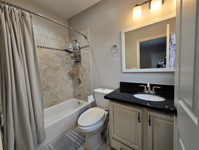 Ensuite bathroom - 6600 Saloma Ave