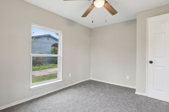 Building Photo - Beautifully Remodeled 3/1.5 Home in Historic Denver Heights with Modern Upgrades and a Park-Like ...