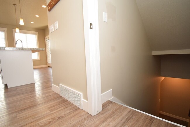 Building Photo - Charming 4 bed Sandy Home, with HOA in Fantastic Location!!!