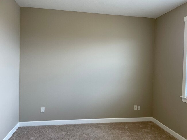Building Photo - LUXURY 4 Bed Camas Townhome! Gated Communi...
