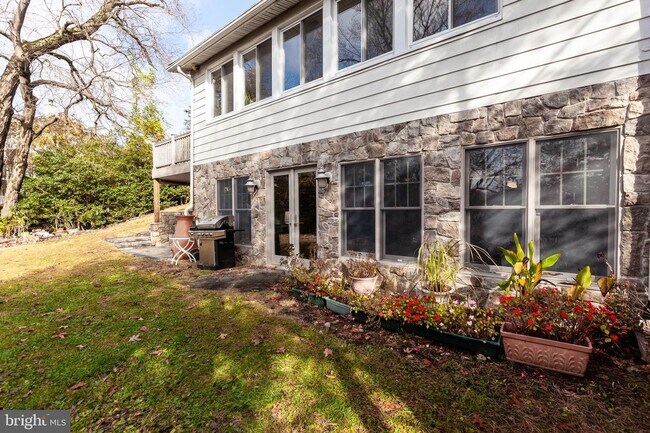 Building Photo - 807 Dividing Rd