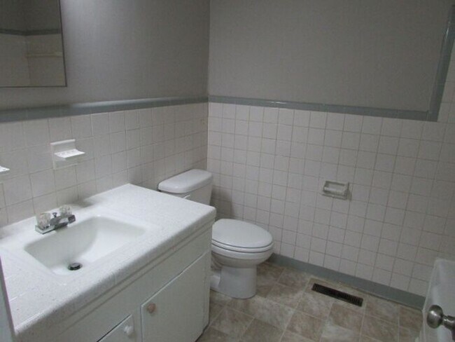 Building Photo - Freshly Updated 3 Bedroom Home