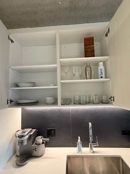 Building Photo - 334 W Schiller St