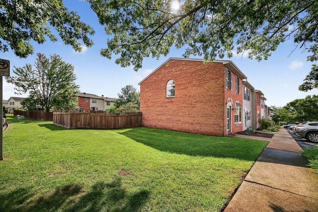 Building Photo - 805 Northfield Ct