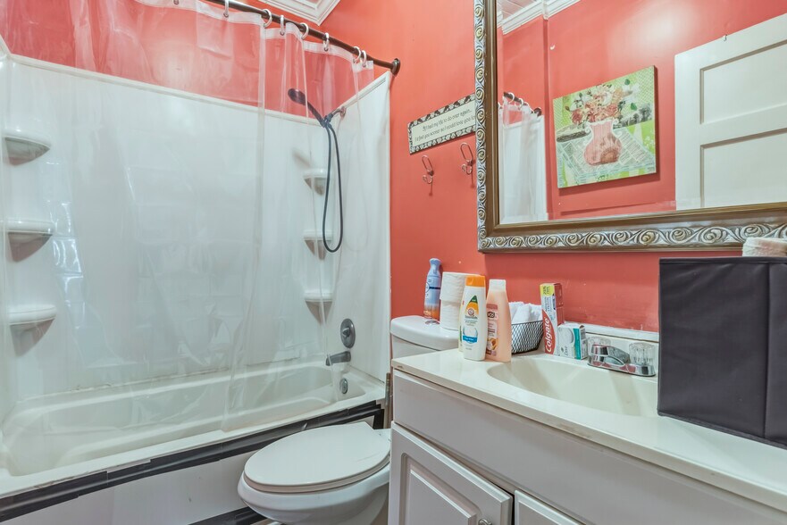 Building Photo - 412 Pinehill Dr