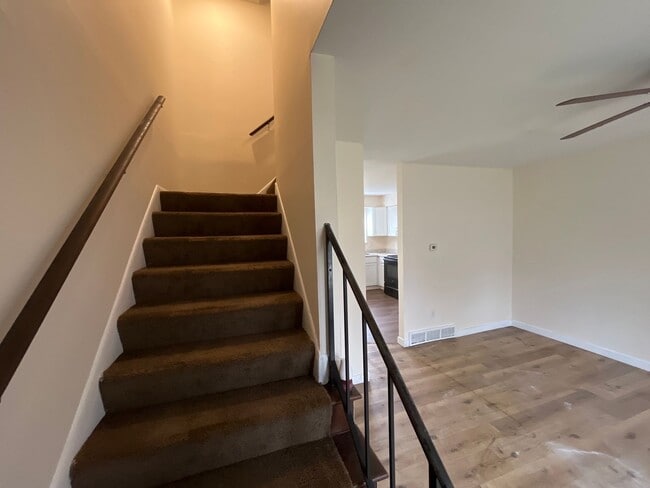 Building Photo - 2 Bed 1.5 bath with ac and off-street parking