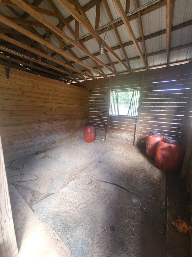 Building Photo - Little Lake Weir Waterfront FENCED 3BR/2BA on 6 Acres with Horse Barn, Private Boat Ramp & Dock