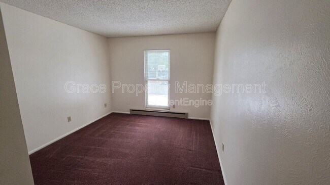 Building Photo - 1044 Maple Dr