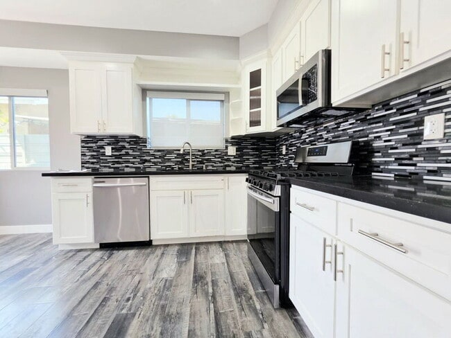 Building Photo - 631 W 83rd St