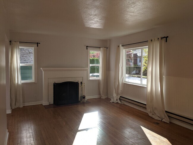 Bright living room with southern exposure - 913 NE Church Street