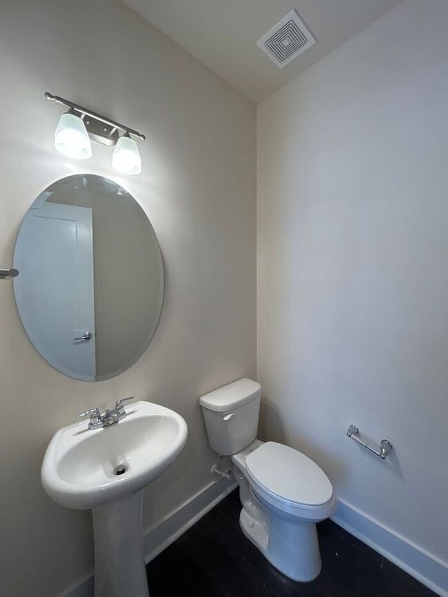 Building Photo - Beautiful condo in Midtown area!