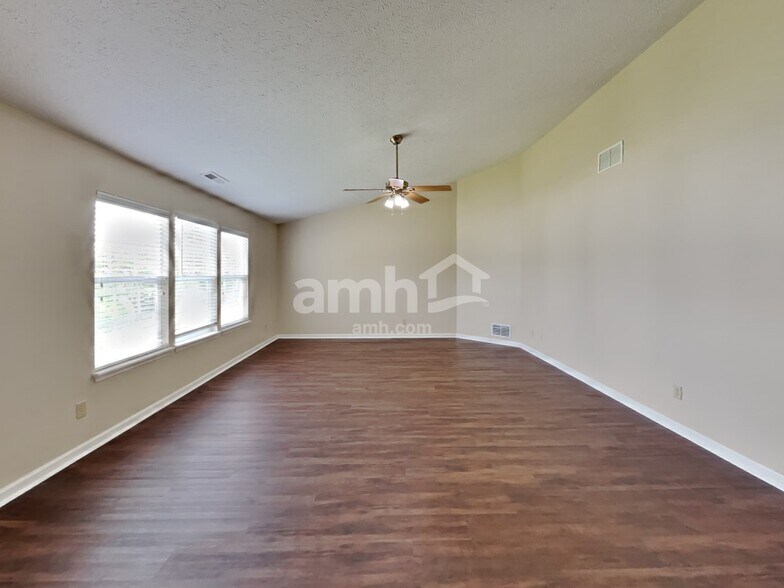 Building Photo - 529 Austrian Way