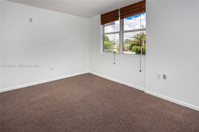 Building Photo - 1555 N Treasure Dr