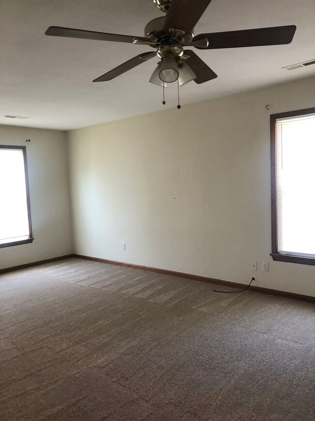 Building Photo - REDMILL 3 BEDROOM