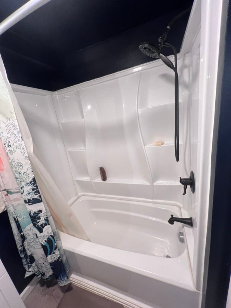 Tub / Shower - 370A Washington St