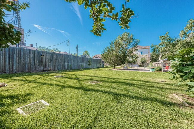 Building Photo - 3426 Bradford St