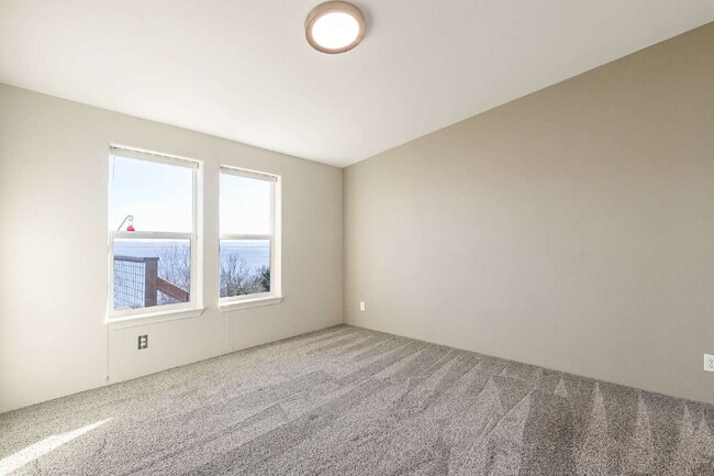 Building Photo - Breathtaking 3-Bed Beachfront Retreat with Scenic Views in Ferndale