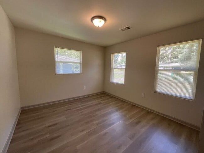 Building Photo - **Spacious 4BR with Modern Upgrades & Cove...