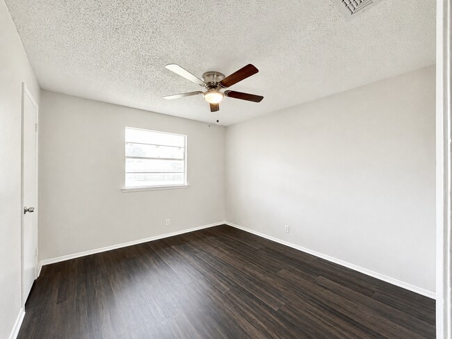 Building Photo - Gorgeous 3/2 recently renovated in homey neighborhood