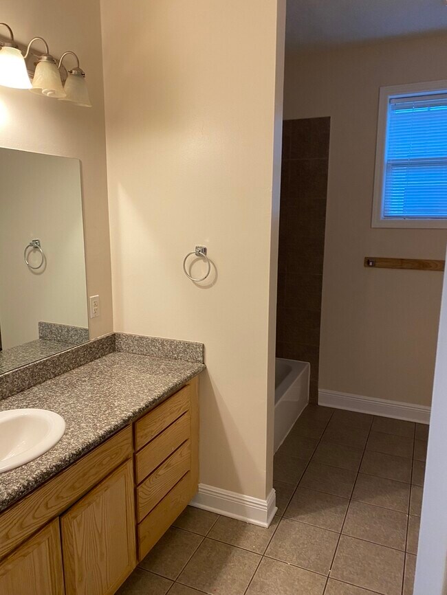 Building Photo - Beautiful 2/1 in Bay St. Louis, MS