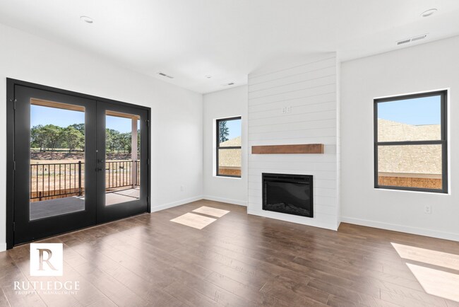 Building Photo - Exquisite 3 Bed / 2.5 Bath Home near the Eagle Point Golf Course!