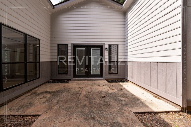 Building Photo - Beautifully Updated 3BR / 2BA in West Mobile with Private Courtyard