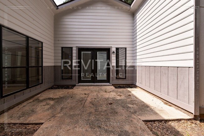 Building Photo - Gorgeous 3 Bedroom/2 Bathroom Home in West...