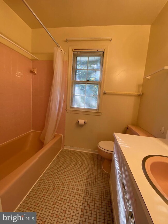 Building Photo - Elegant Living and Convenient Location Define This Home