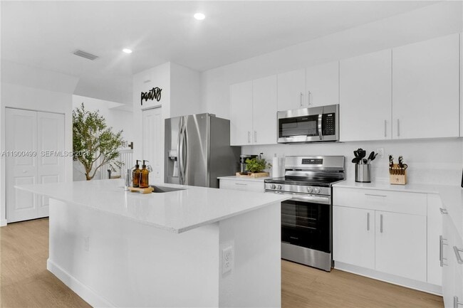 Building Photo - 2444 SE 24th Ave