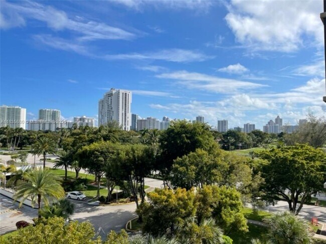 Building Photo - 3301 N Country Club Dr