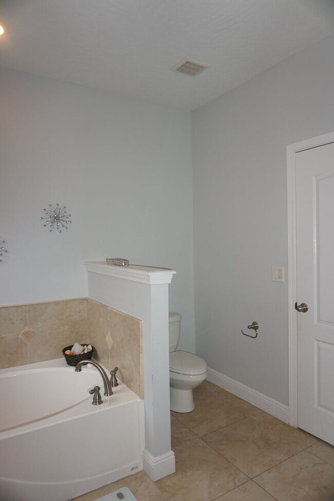 Building Photo - 4 Bedroom Rental in Duggan Pond!