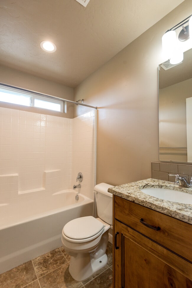 Building Photo - 2803 Tamarack St
